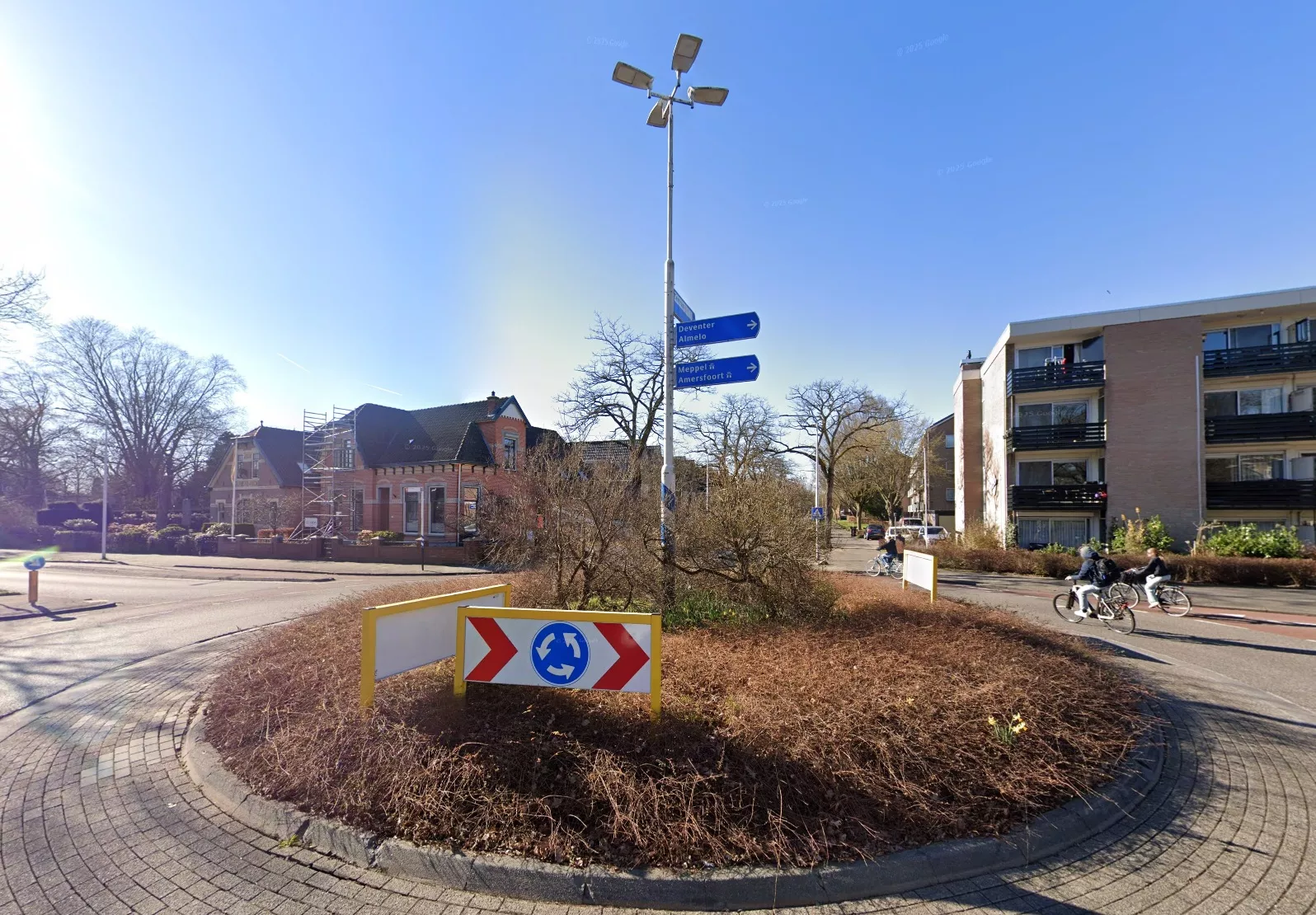 Een opmerkelijke Halloweenstunt met een hangende pop en gemaskerde man op een rotonde in Zwolle.