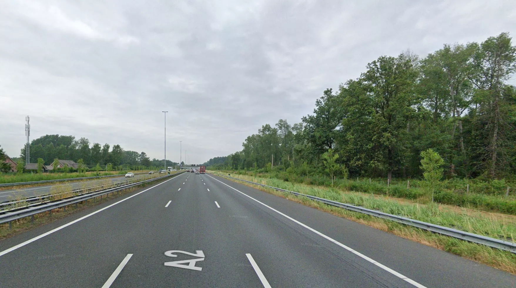 Zicht op de overzichtelijke A2 bij Best waar het zware verkeersongeval en de vlucht van de bestuurder plaatsvonden.