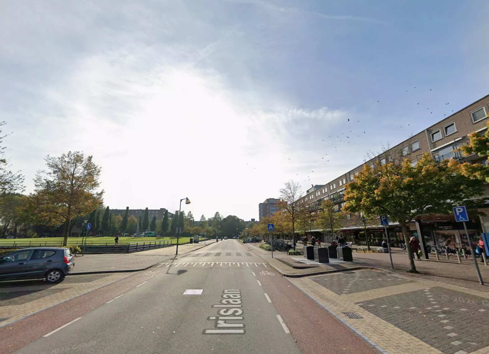 De Irislaan in Oegstgeest ter hoogte van de supermarkt waar een verkeersconflict escaleerde in een gewelddadige mishandeling.