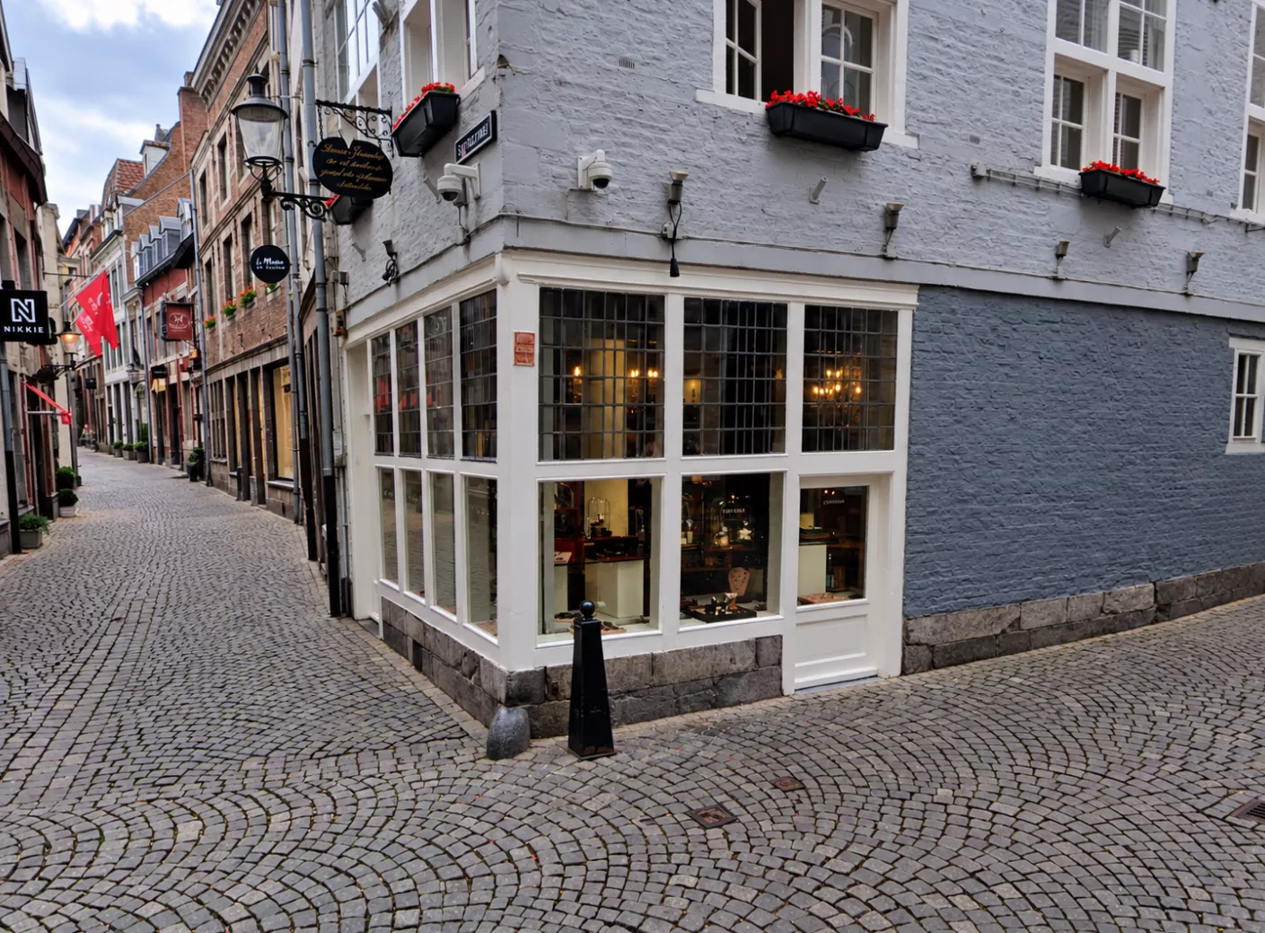 Straatbeeld van de winkelstraat Stokstraat in het historische centrum van Maastricht.