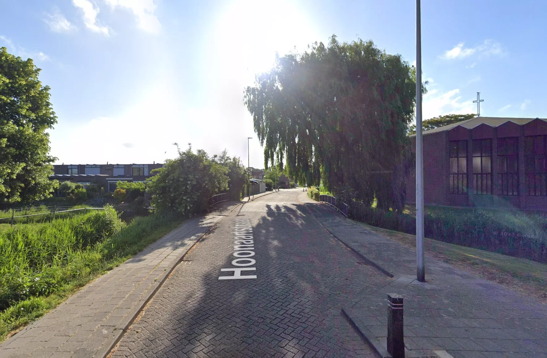 De Hoonaartstraat in Hellevoetsluis, de locatie waar een 21-jarige man werd neergestoken na een uit de hand gelopen confrontatie met twee straatrovers.