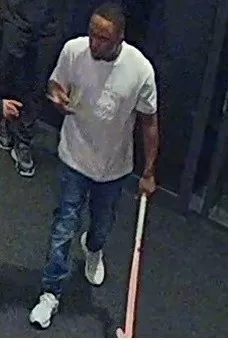 Opsporingsbericht voor een gewelddadige man die een bewoner aan de Tandwielstraat in Rotterdam zwaar mishandelde met een hockeystick nadat hij werd aangesproken op wildplassen.