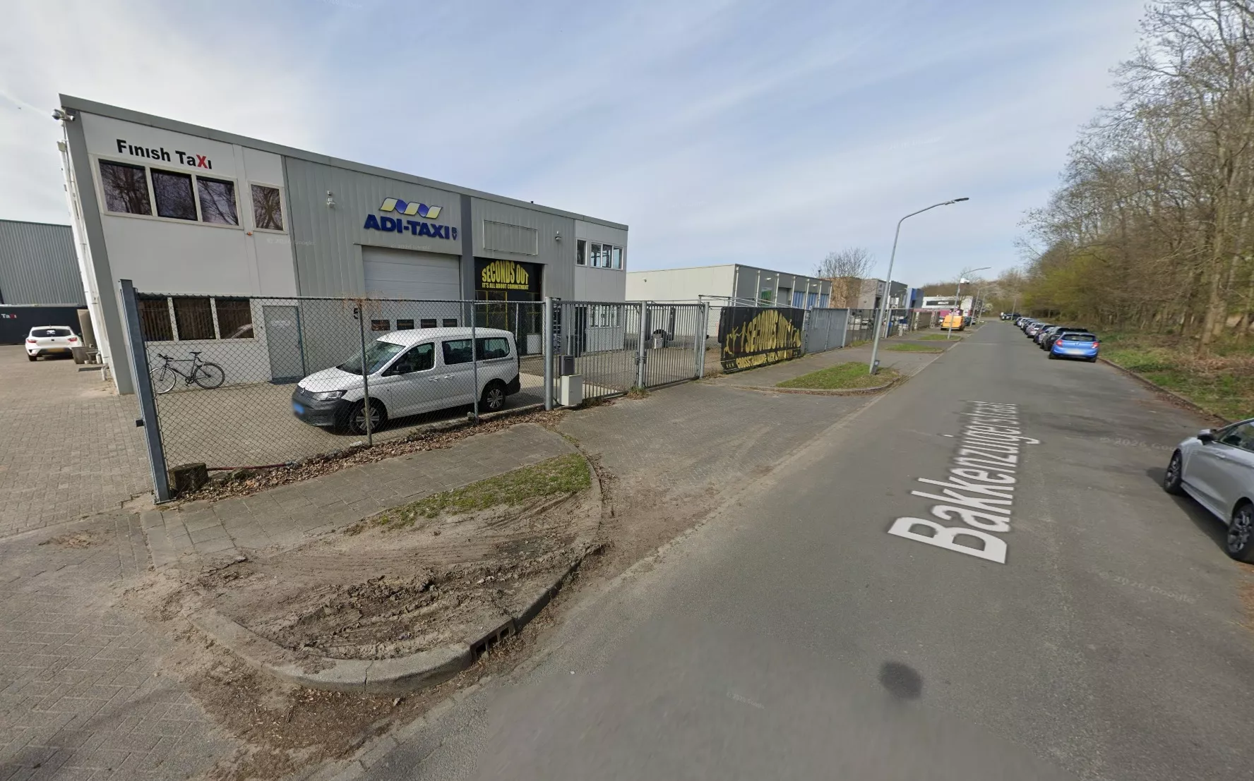 De boksschool Seconds Out aan de Bakkenzuigerstraat in Almere, nadat de eigenaar onder vuur werd genomen.
