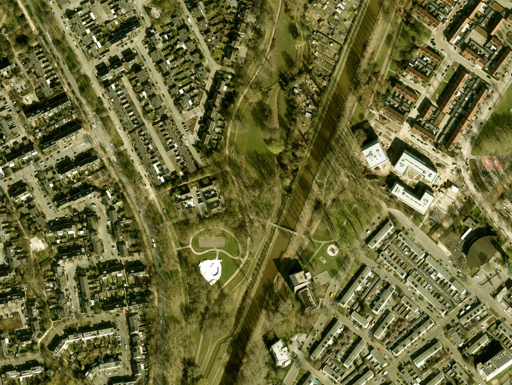 Sfeerbeeld van het Messiaenpark in Eindhoven waar meerdere mensen werden belaagd.