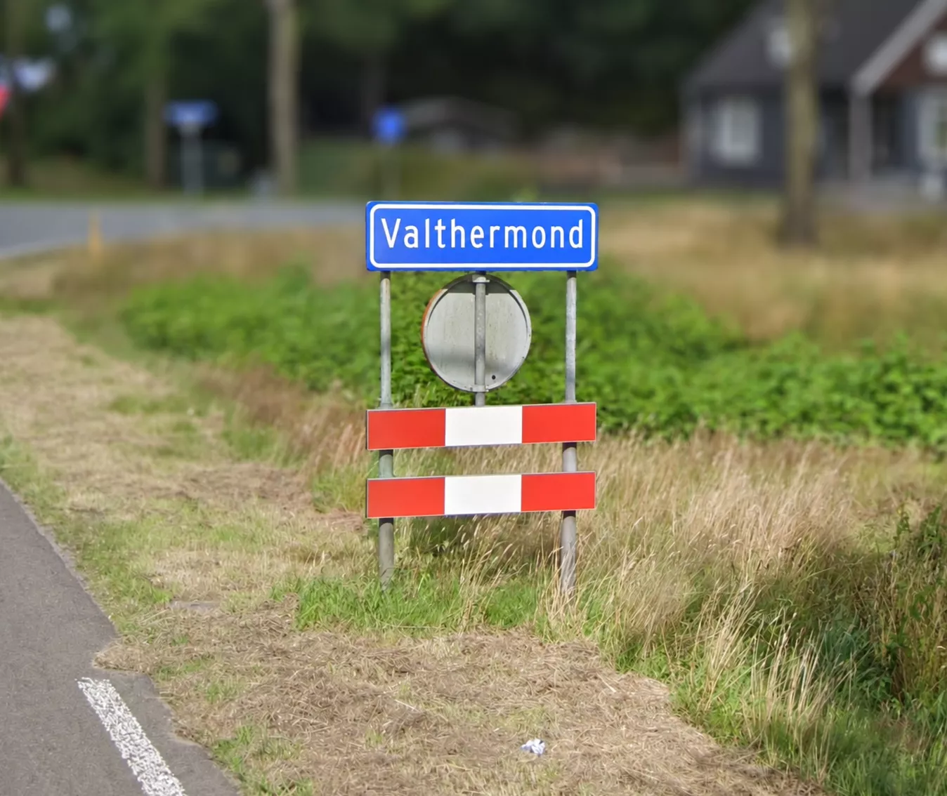 Het blauwe plaatsnaambord van het Drentse dorp Valthermond.