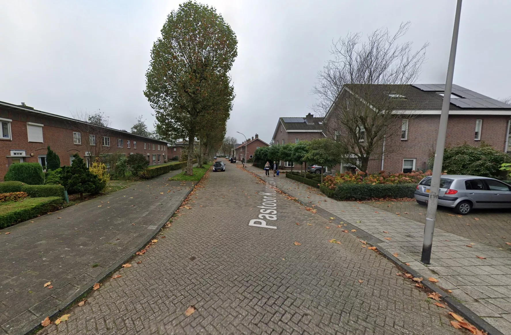 De Pastoor Kuypersstraat in Waalwijk nadat een raam en een deur van een woning werden doorzeefd bij een schietpartij.
