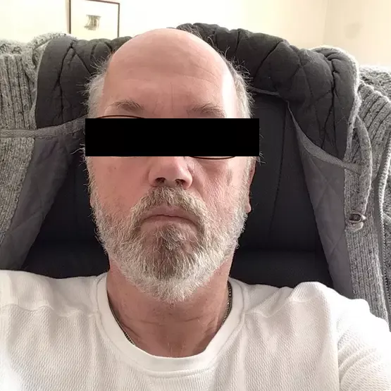Geanonimiseerde foto van zedenverdachte Jan B. met een zwart balkje voor de ogen.