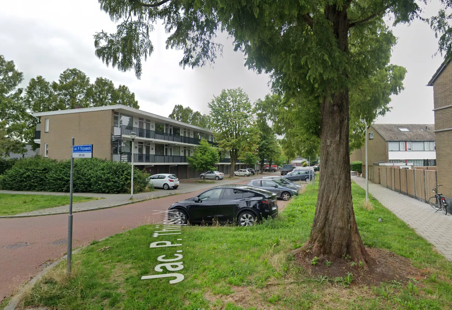 Het straatbeeld of een appartementencomplex aan het Jac. P. Thijssepark in Naarden, de plaats delict in 2021.