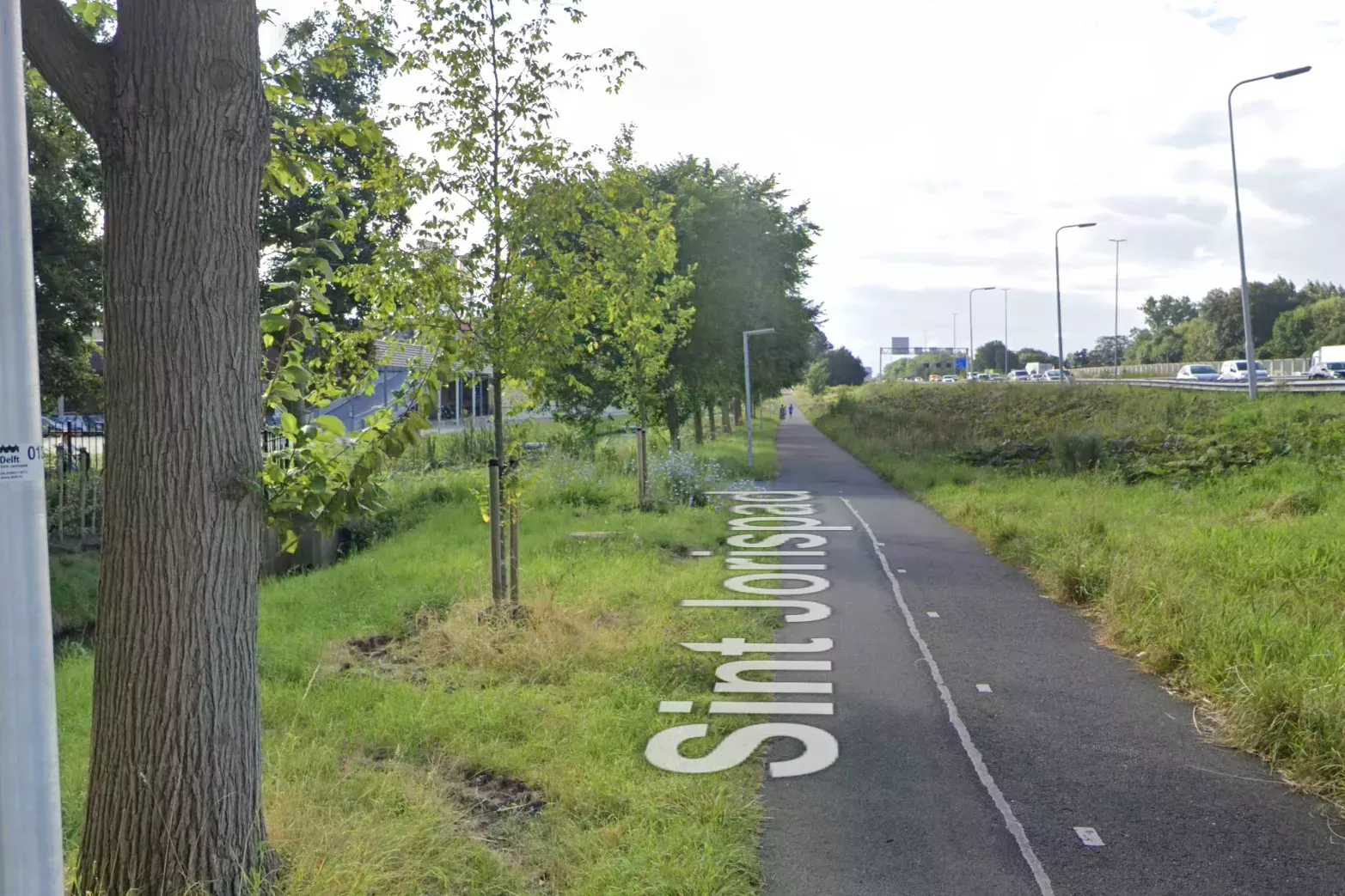 Een donker of mistig fietspad in de omgeving van de Delftse Hout, de locatie waar de 19-jarige verdachte 's nachts toesloeg.