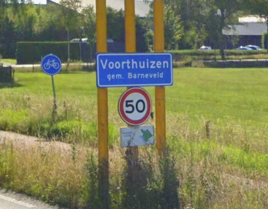Het officiële blauwe plaatsnaambord van de bebouwde kom van Voorthuizen.