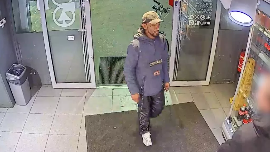 Camerabeelden van een man die in een tankstation aan de Laan in Den Haag een 28-jarig slachtoffer neerslaat.