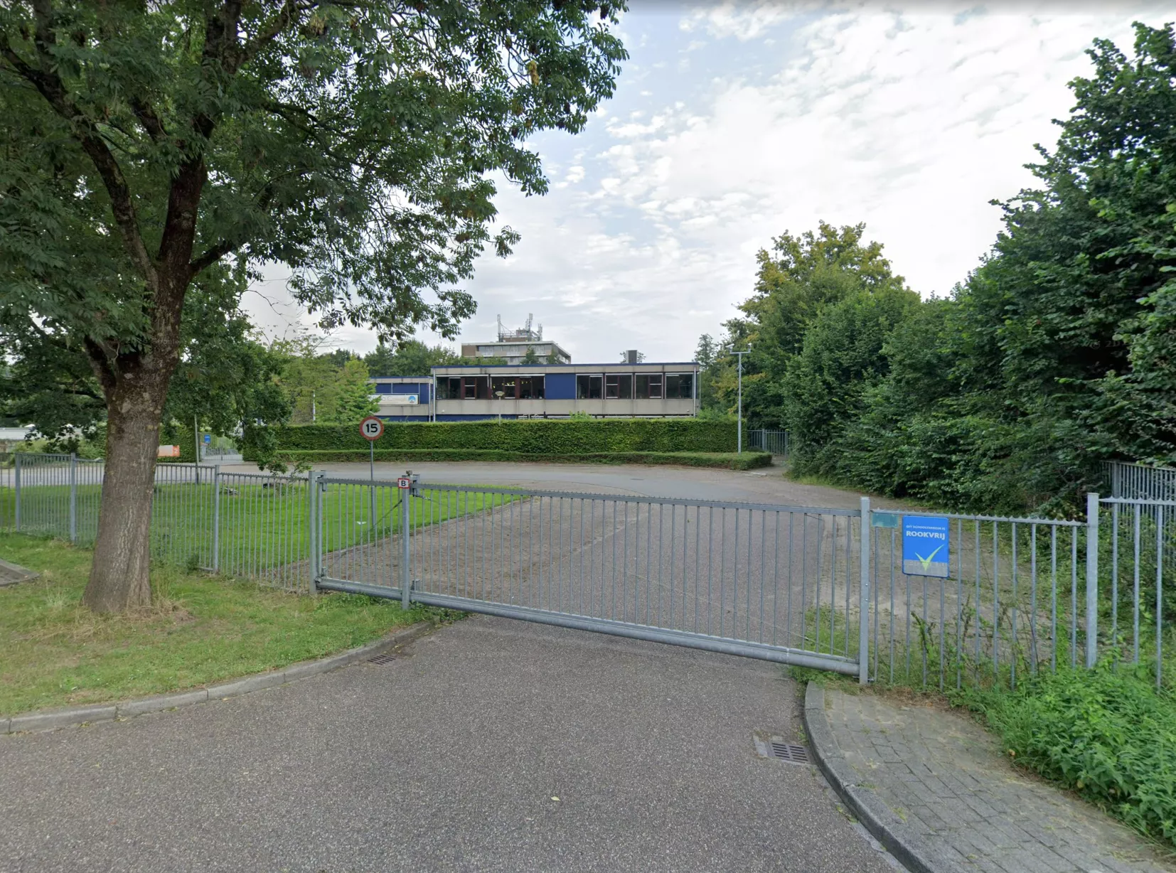 De gevel en het naambordje van het NOVO College in Maastricht, de school voor nieuwkomers waar de gruwelijke steekpartij in de klas plaatsvond.