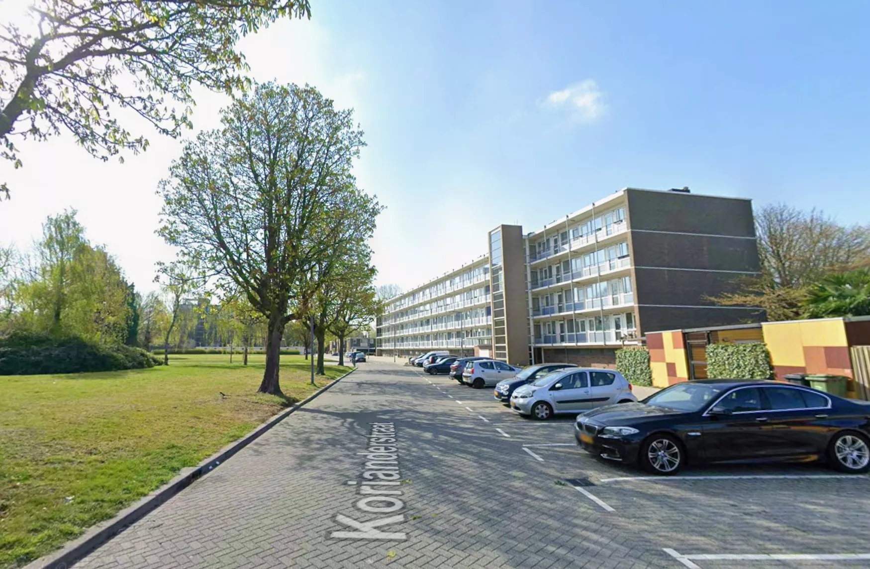 Forensische opsporing van de politie doet onderzoek bij een beschoten woning aan de Korianderstraat in Rotterdam.