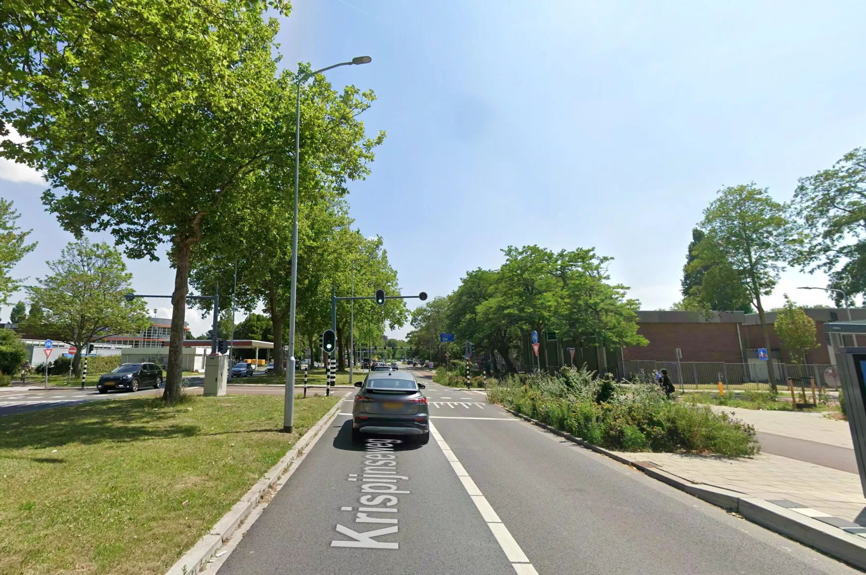 De Krispijnseweg in Dordrecht, waar zondagavond iemand zwaargewond raakte bij een steekpartij.