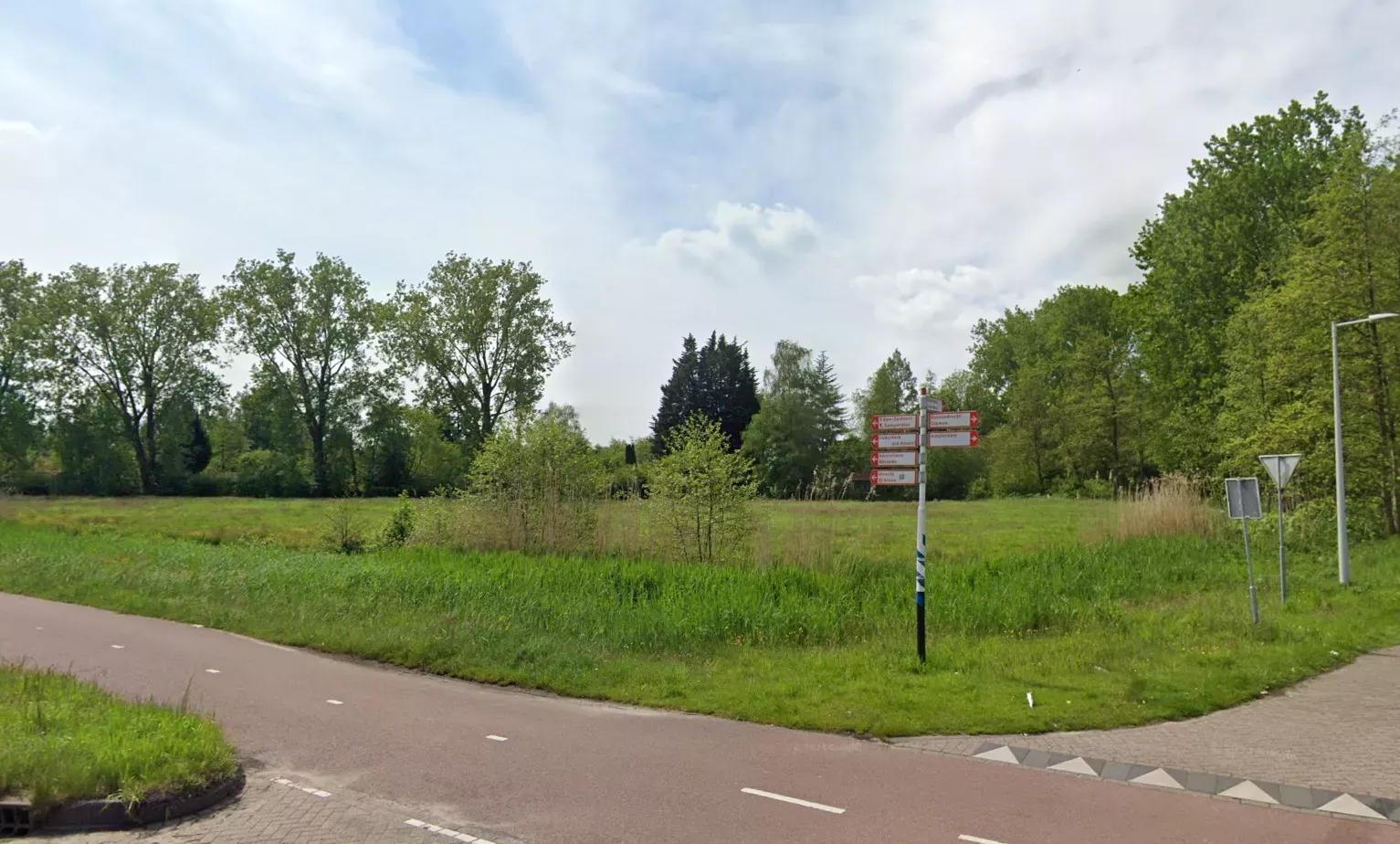 Een eerbetoon of bloemenzee ter nagedachtenis aan de 17-jarige Lisa uit Abcoude langs de Holterbergweg in Duivendrecht.