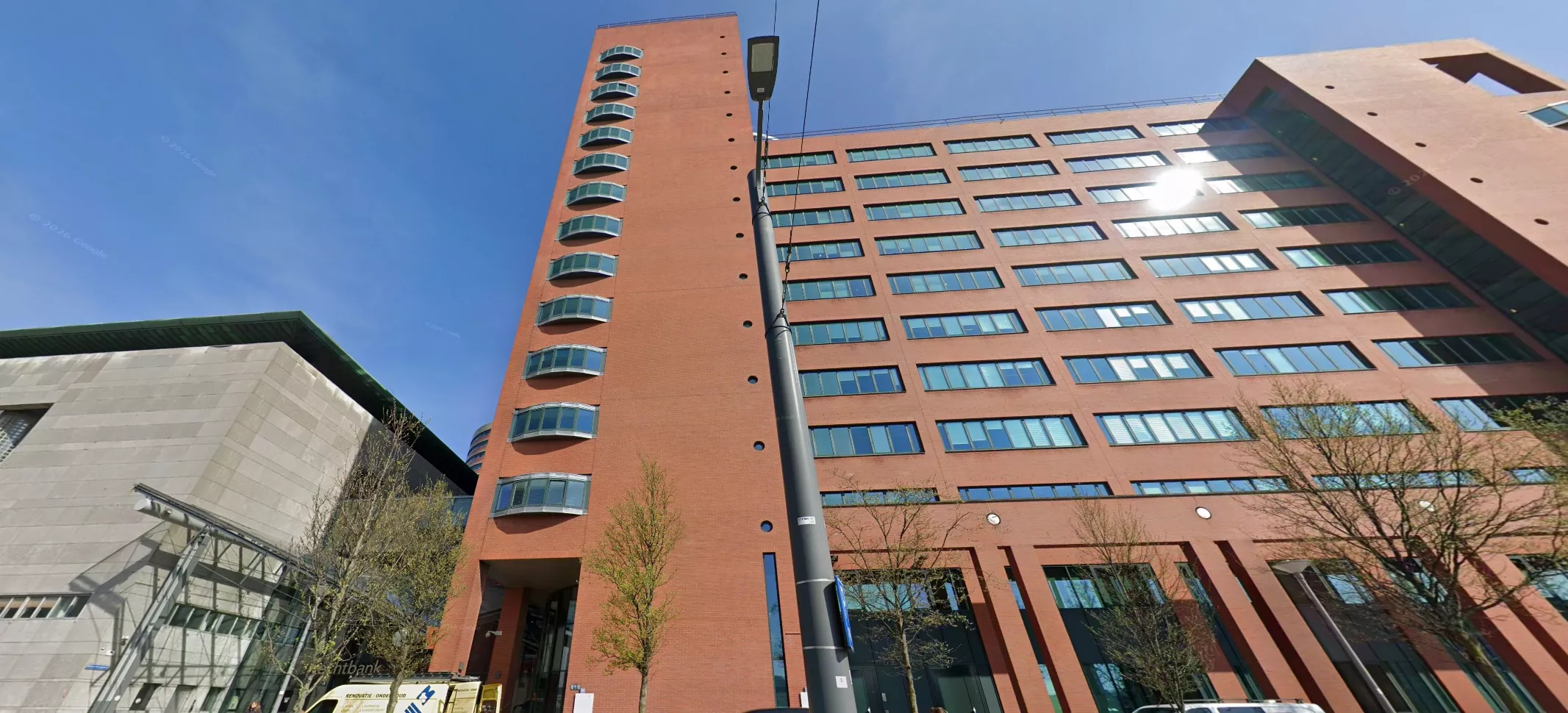 Het gerechtsgebouw van de Rechtbank Rotterdam, waar een man is veroordeeld voor het misbruiken van een negenjarig meisje in Sliedrecht en Dordrecht.