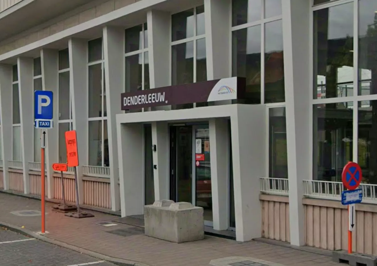 Een straat in het Belgische Iddergem (Denderleeuw) die door de politie is afgezet na de ontdekking van het familiedrama.