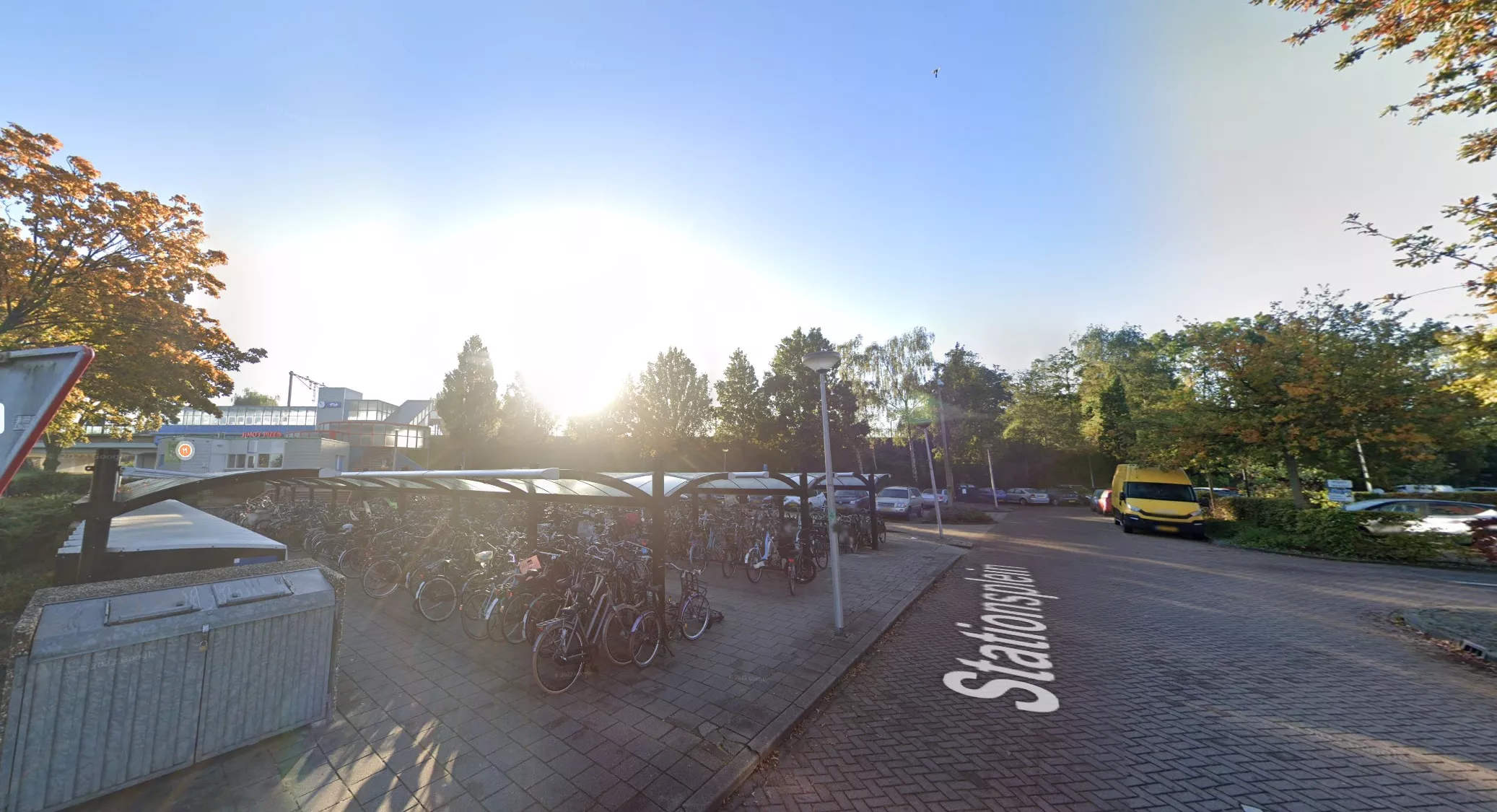 Het Stationsplein bij treinstation Nieuwerkerk aan den IJssel na een gewelddadige steekpartij.