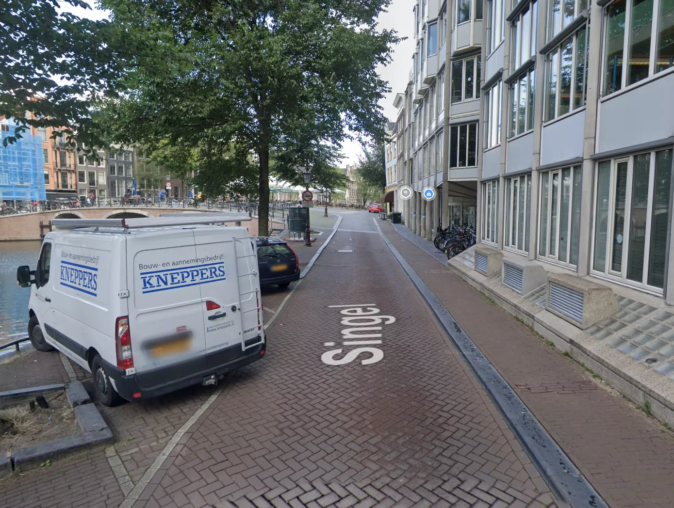 Politielint afgezet langs de Amsterdamse grachten ter illustratie van de plaats delict van een steekpartij.