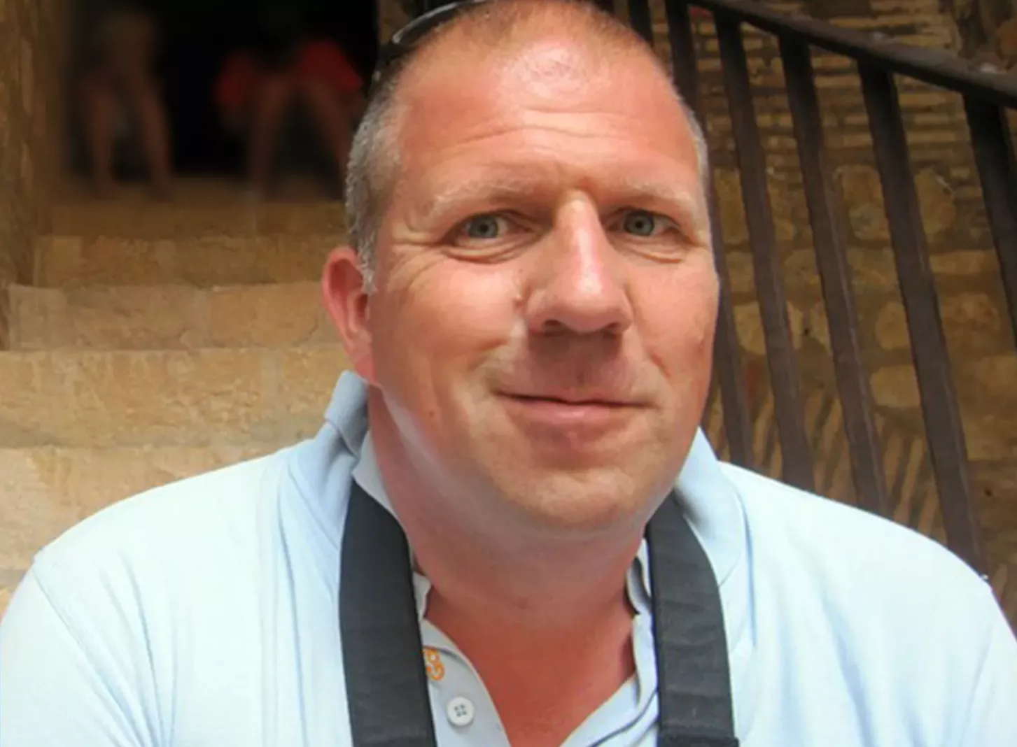 Een portretfoto van slachtoffer Rob Zweekhorst (44), met daarbij de tekst dat de politie op zoek is naar tips.