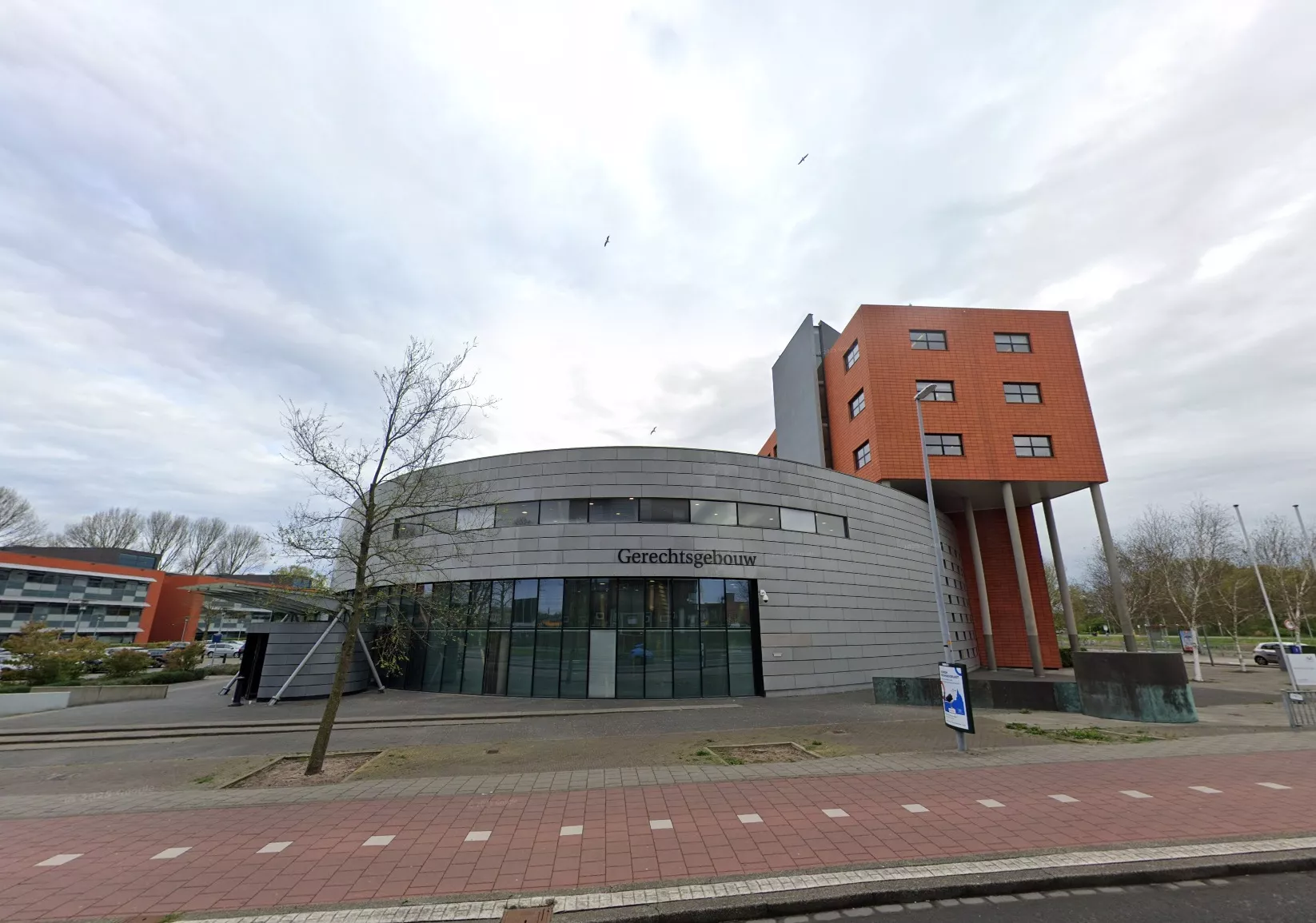 Het gerechtsgebouw in Alkmaar, waar het OM acht jaar cel eiste tegen een man die met twee messen inbrak bij zijn ex in Volendam.