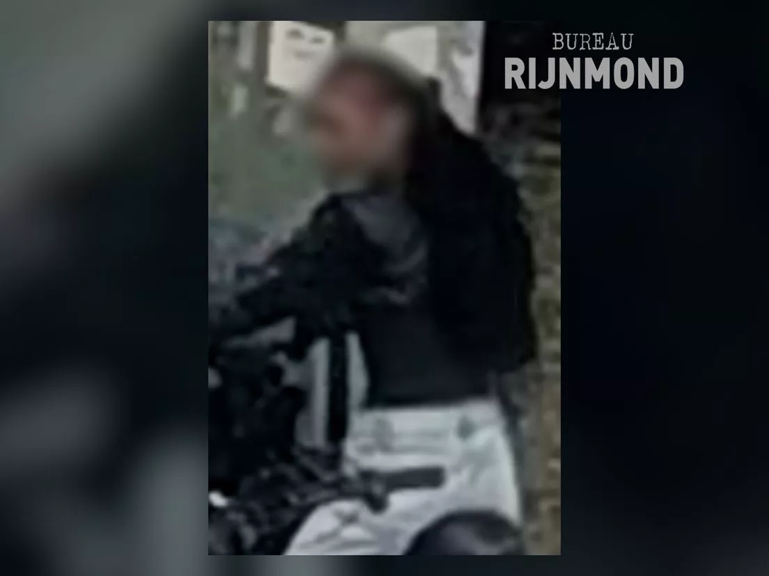 Still uit de tv-uitzending van Bureau Rijnmond over de opsporing van het vierde verdachte meisje.