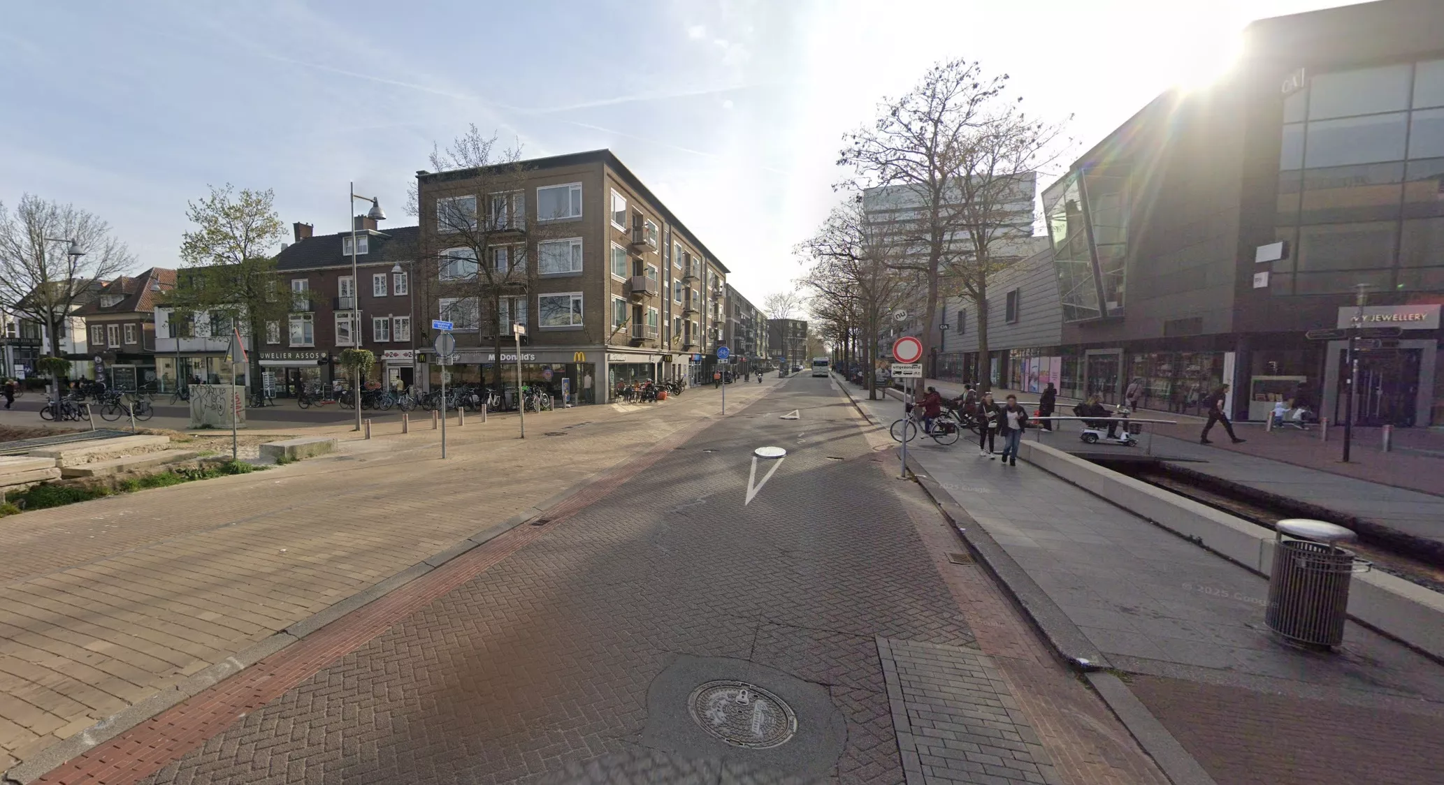 Het centrum van Apeldoorn, waar jongeren de confrontatie met de politie zochten en brand stichtten op straat.