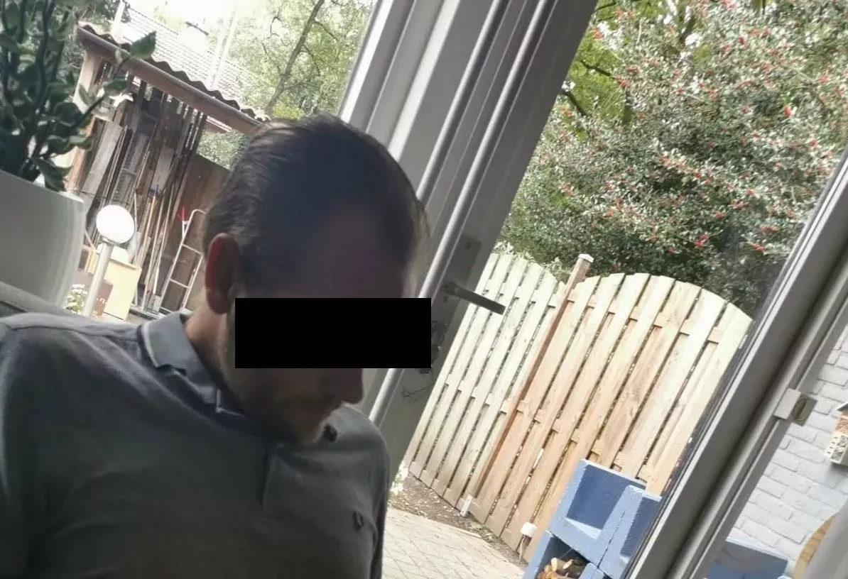 Een onherkenbaar gemaakte foto van de 42-jarige moordverdachte Jeroen L. uit Almelo, voorzien van een zwart balkje over zijn ogen wegens privacyredenen.