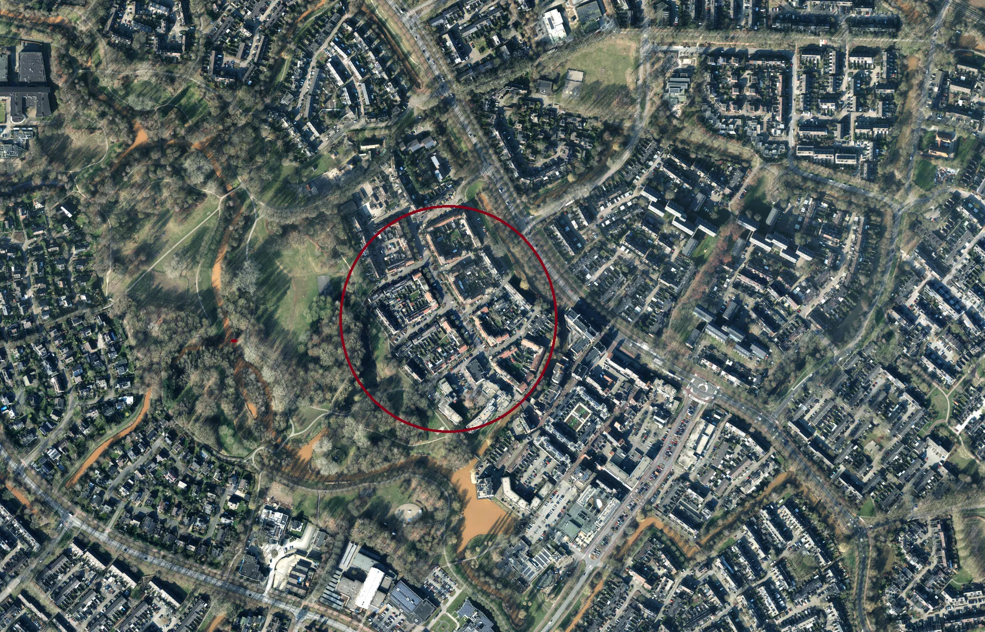 Een politielint bij de woning aan de Warenargaarde in Apeldoorn, waar in juni 2025 het 37-jarige slachtoffer werd doodgestoken.