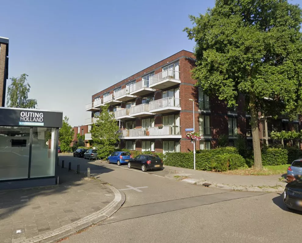 De Schönberglaan in de Utrechtse wijk Welgelegen waar de bovenwoningen werden beschoten.