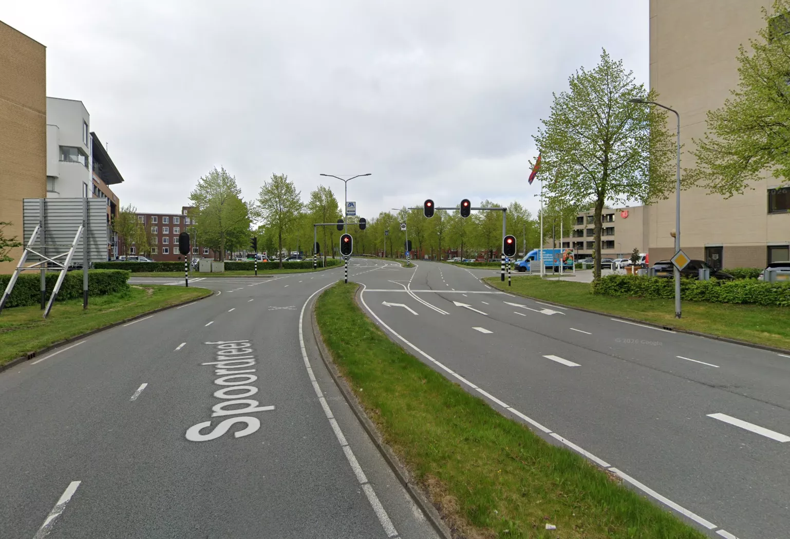 Straatbeeld van de Spoordreef in Almere nabij het centrum.