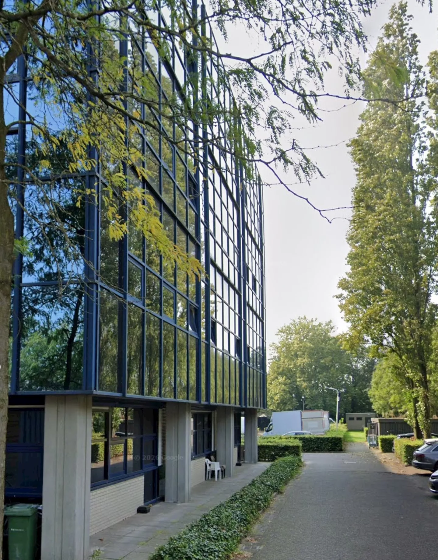 Het pand van de opvanglocatie aan de Bruistensingel in Den Bosch in de avonduren tijdens het politieonderzoek.
