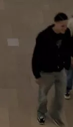 Bewakingsbeelden van een jonge verdachte in een zwarte jas die in winkelcentrum Hoog Catharijne een man mishandelde.