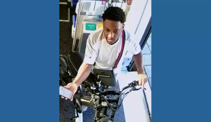 Een still uit de bewakingscamera's van de verdachte fatbiker die wordt gezocht in het programma Team West.