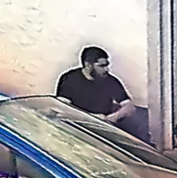Beelden van de verdachte van een gewelddadige beroving aan de Nieuwstraat in Almelo, vrijgegeven door de politie.