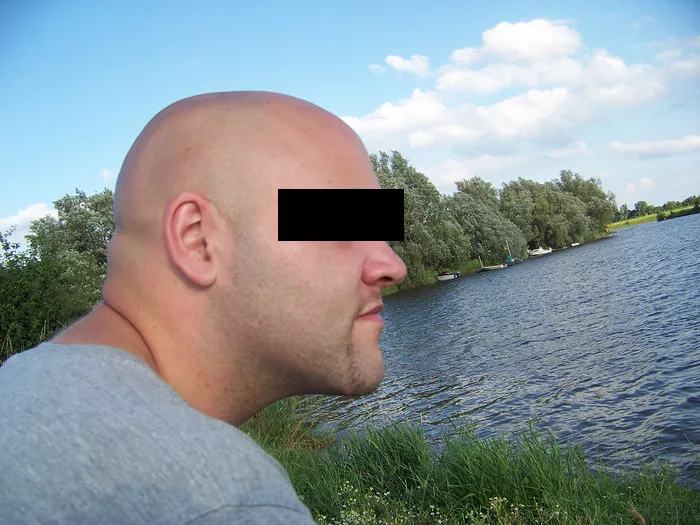 Geanonimiseerde foto van de dader (Sander V.) met een balkje voor de ogen.