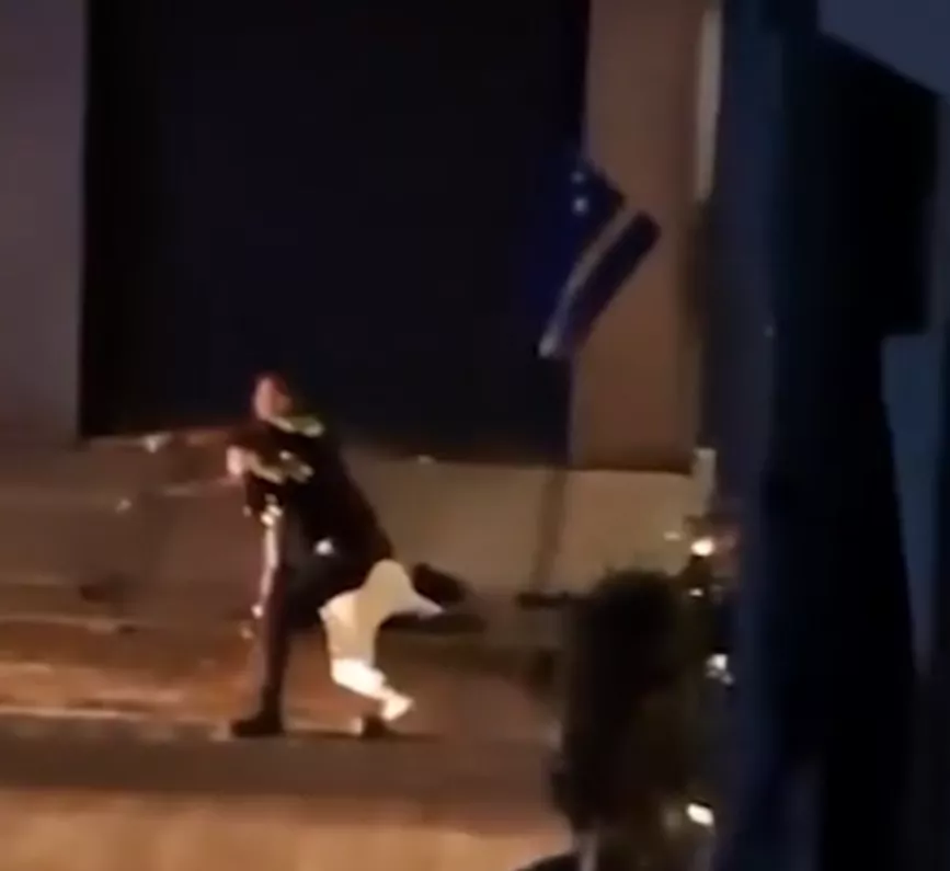 fzetlint van de politie op de Vaarnerkamp in Rotterdam-Zuidwijk, de locatie waar het slachtoffer zaterdagavond na een worsteling overleed.