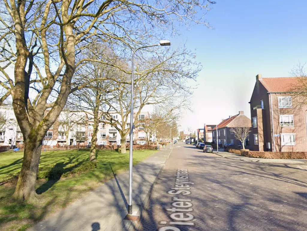 Het balkon van een flatwoning aan de Pieter Steynstraat in Zwolle, de plek waar Okan A. tijdens de drugsoorlog een explosief naar binnen gooide.
