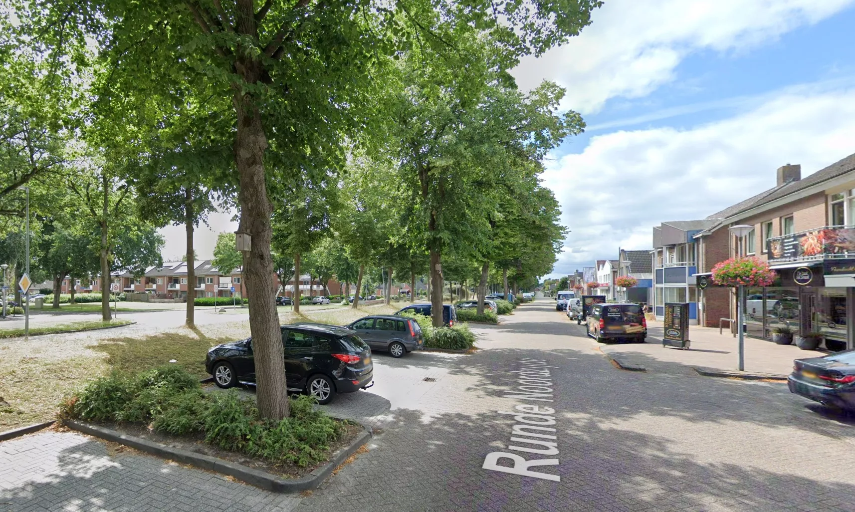 Opsporingsbericht na een ernstig steekincident aan de Runde Noordzijde in Emmer-Compascuum, waarbij de daders vluchtten met de auto van het slachtoffer.