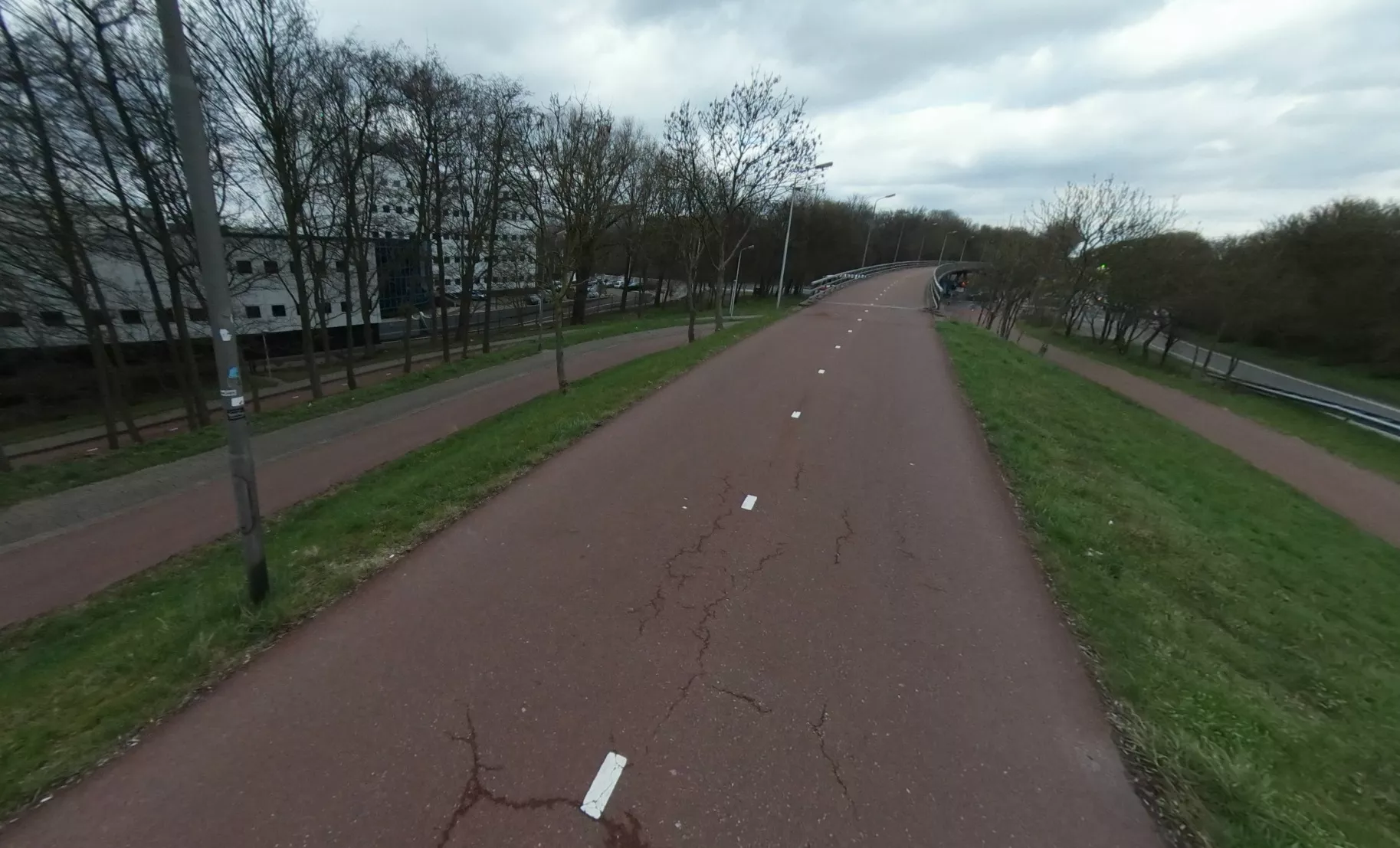 Politie in Delft surveilleert extra rond de Kruithuisweg, waar een minderjarige verdachte is opgepakt na meerdere meldingen van aanranding.