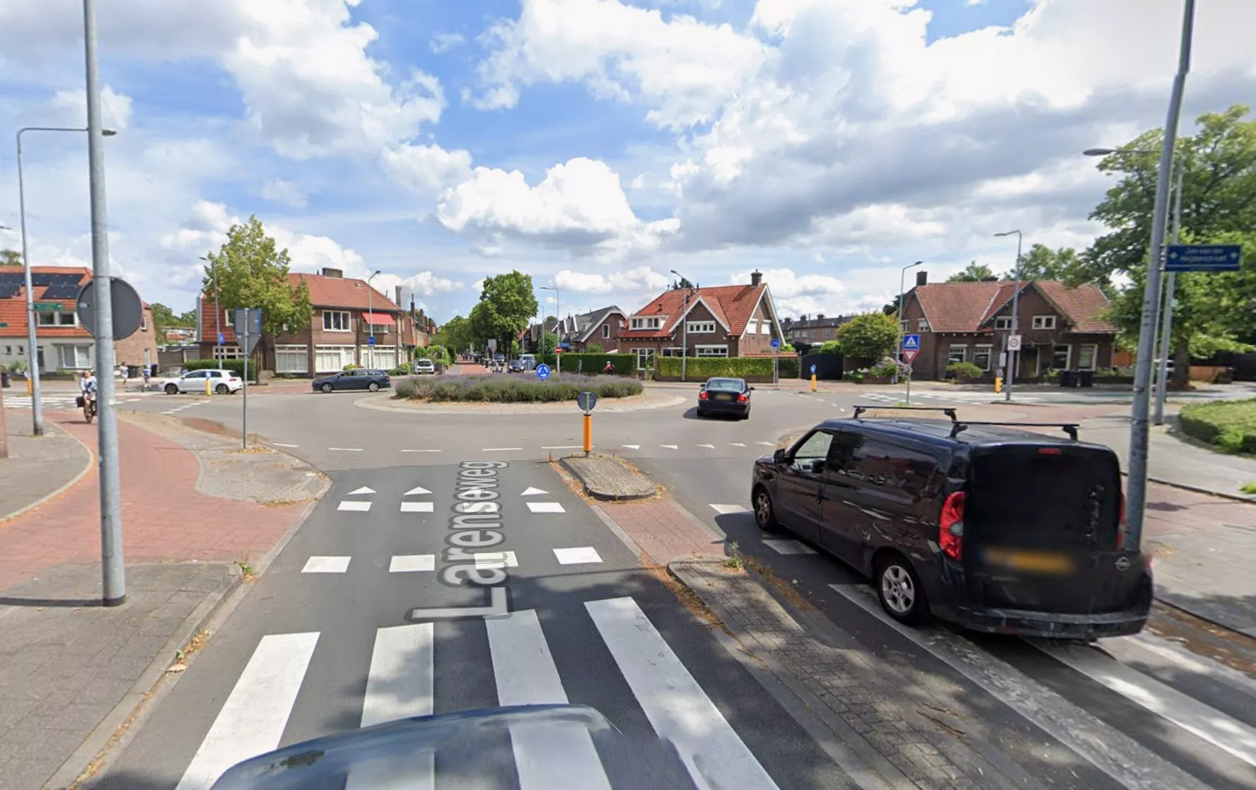 De Larenseweg in Hilversum, waar na een steekpartij bebloede sporen en messen zijn aangetroffen.