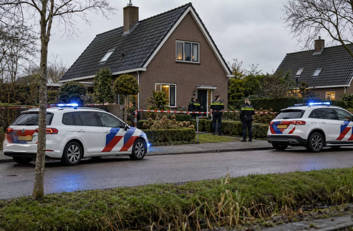 Politievoertuigen bij een afgezette woning in de gemeente Koggenland na een geweldsincident.