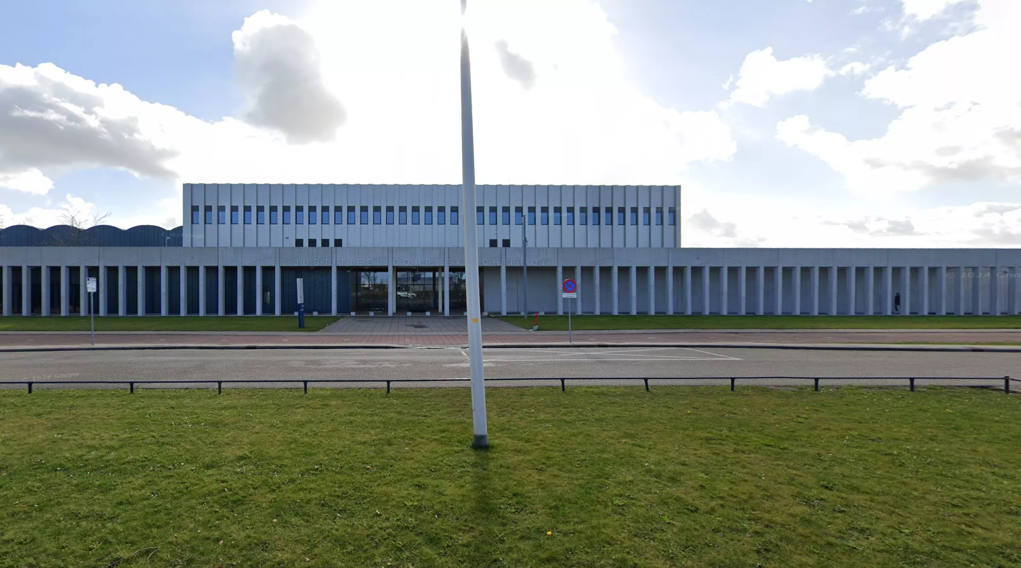 Het gerechtsgebouw waar de 27-jarige Marktplaats-oppas Julian F. uit Tuitjenhorn in hoger beroep tbs met dwangverpleging kreeg opgelegd.