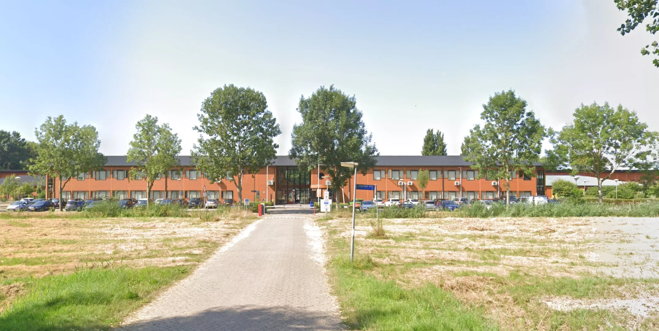 Het asielzoekerscentrum (azc) aan de Engelse Mijl in Almere na een steekpartij in de nacht.