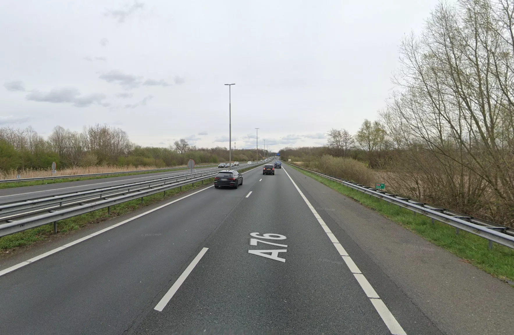 De snelweg A76 bij Schinnen na de vondst van een overleden persoon op het wegdek.