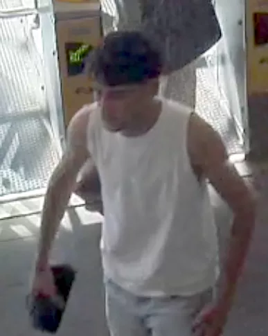Een bewakingscamerabeeld uit de opgesloten video van de verdachte man (begin 20) met een wit mouwloos shirt en badslippers op station Nijmegen.