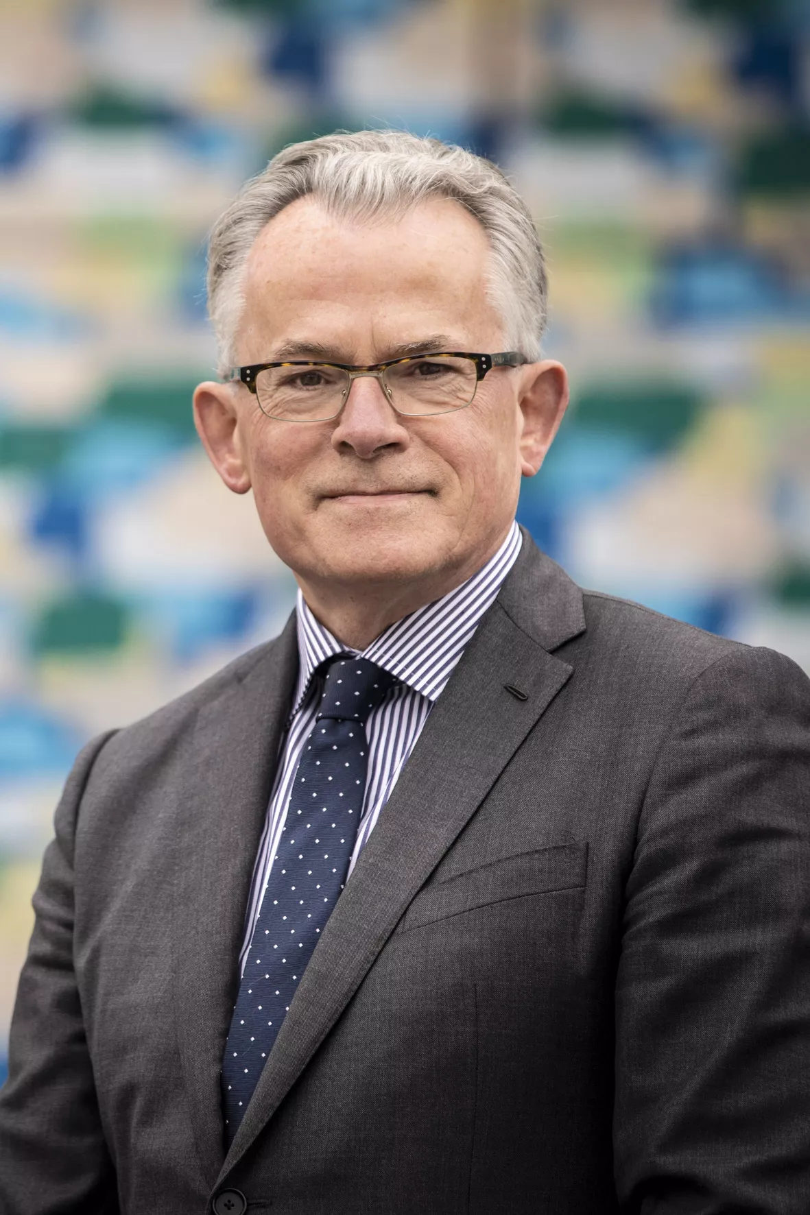 Een portretfoto van Koen Schuiling, de voormalige burgemeester van Groningen.