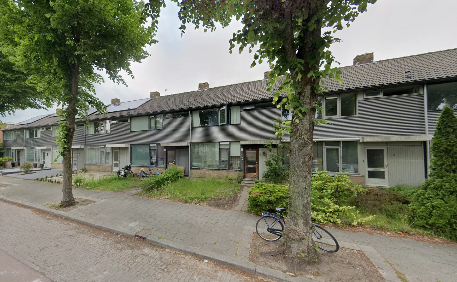 De woning aan de Edelsteenlaan in Groningen na een melding van een steekpartij.