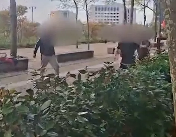 Een still uit de opgedoken video van de massale vechtpartij en steekpartij tussen twee groepen op het Orlyplein bij station Sloterdijk.