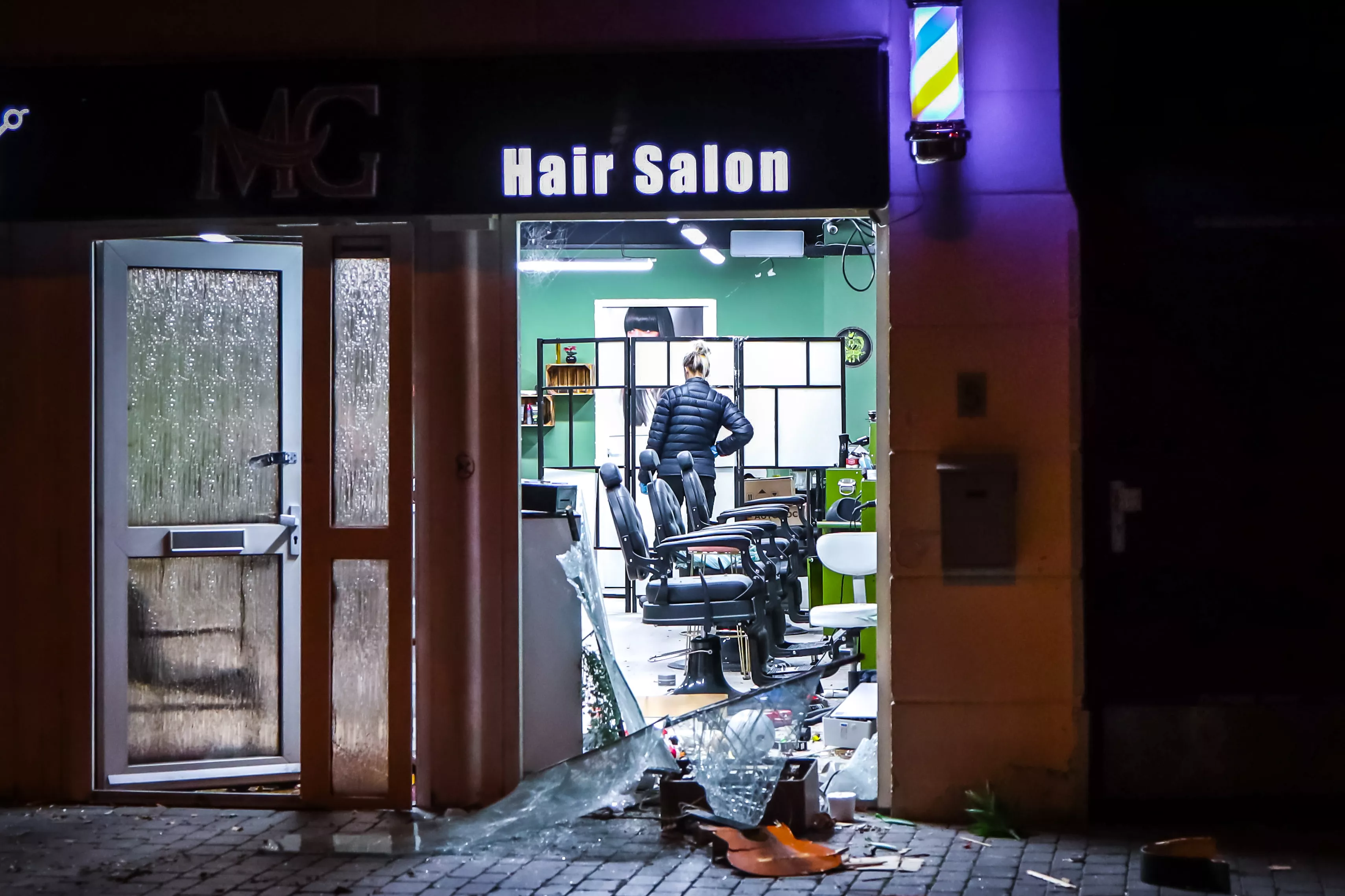 Verwoeste gevel en weggeblazen ruit van de kapperszaak aan de Westhavenkade in Vlaardingen na de explosie.